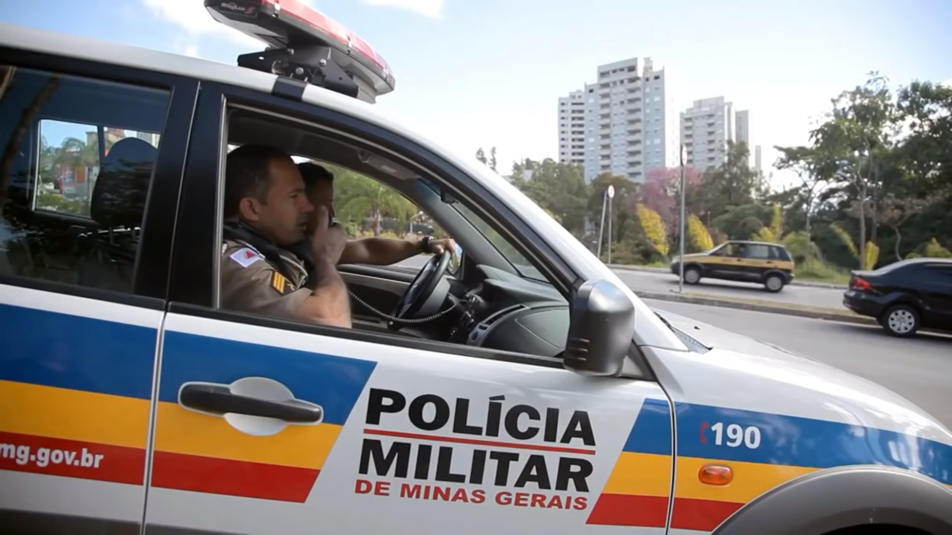 Carro da polícia militar de Minas Gerais, com dois policiais dentro