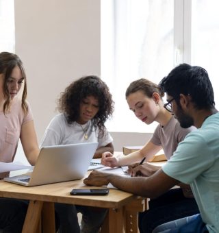 4 jovens estudando para concurso públicos