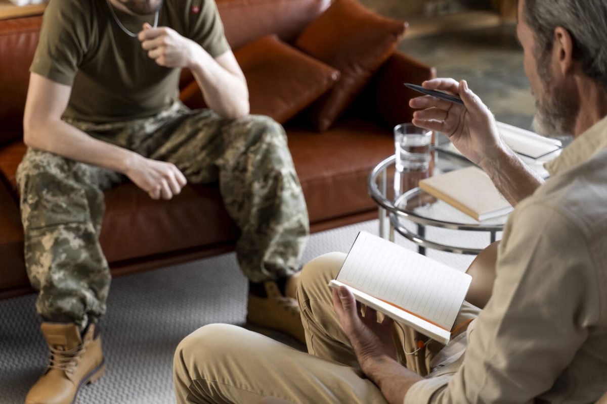 Dois soldados com uniformes discutem táticas militares 