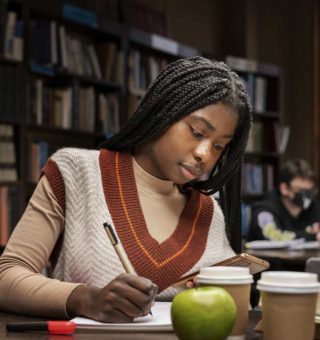 Jovem organiza estudos para ser aprovada em concurso público