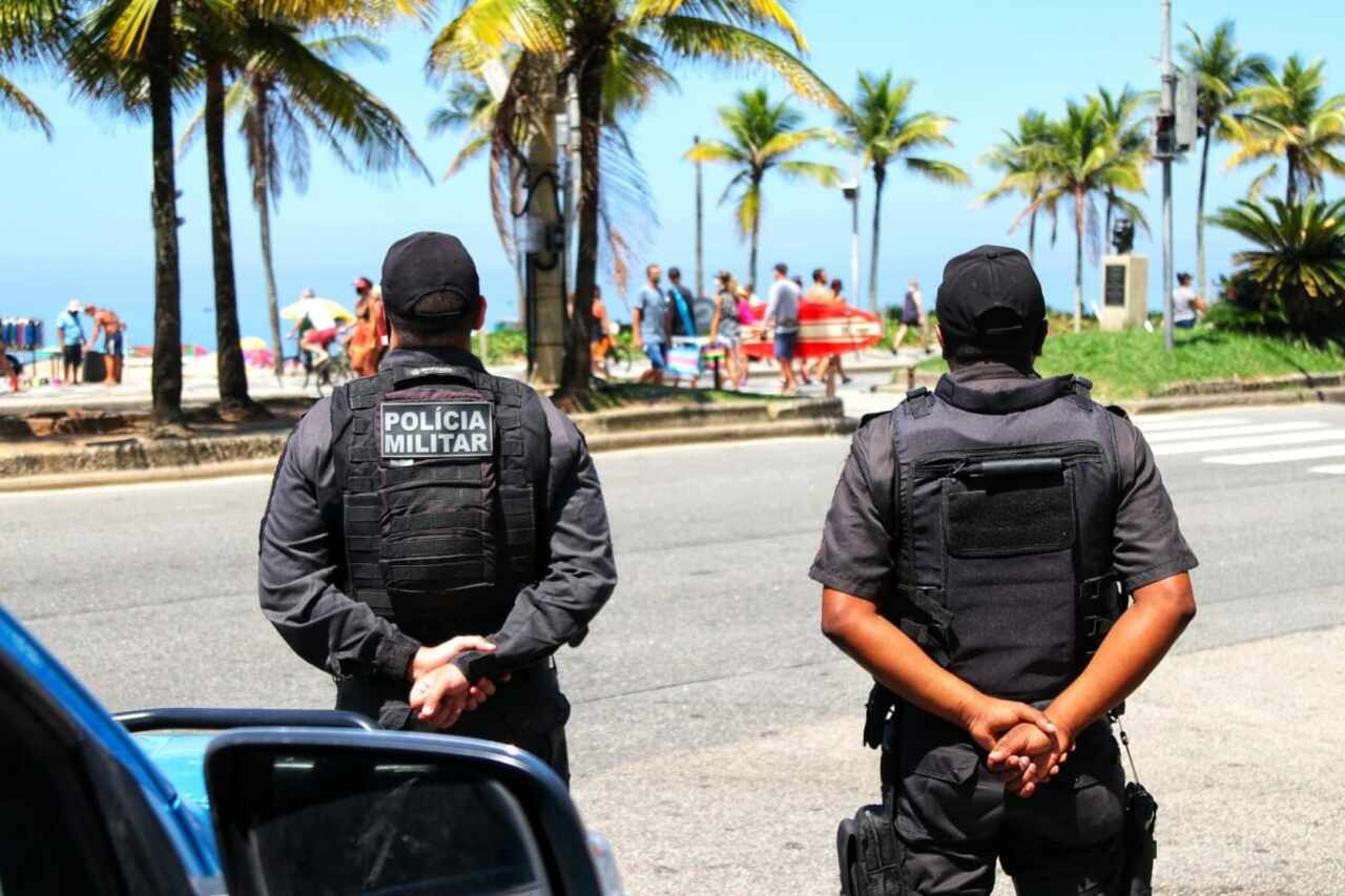 Soldados da PMERJ patrulhando as praias 