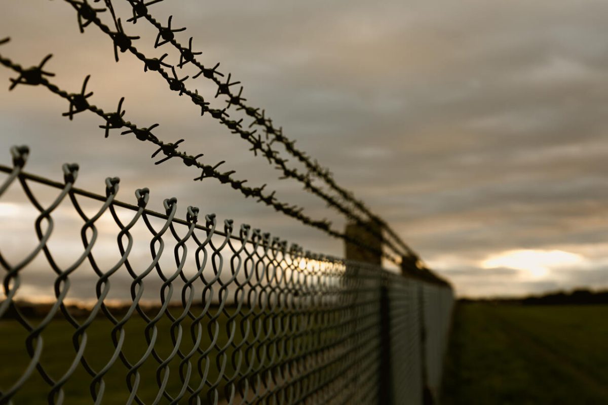 Muros de prisão com arames