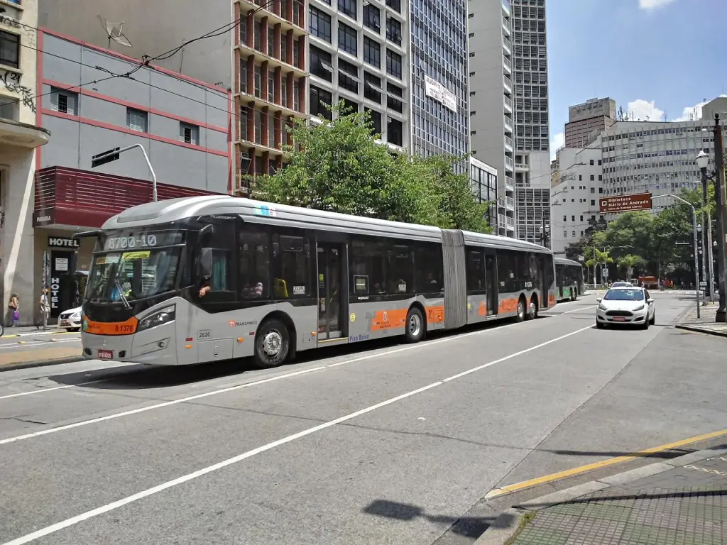 ônibus de transporte SPTrans em via pública