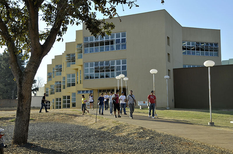 Prédio da Universidade Federal de Catalão - Goiás com alunos