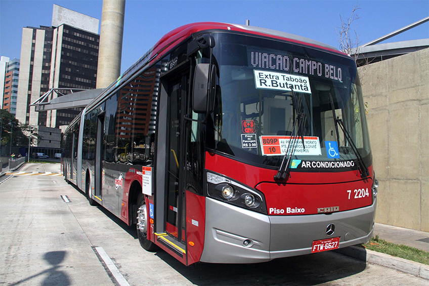 Ônibus vermelho estacionado em via pública 