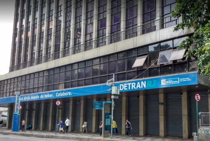 Foto da fachada de entrada do DETRAN no centro carioca