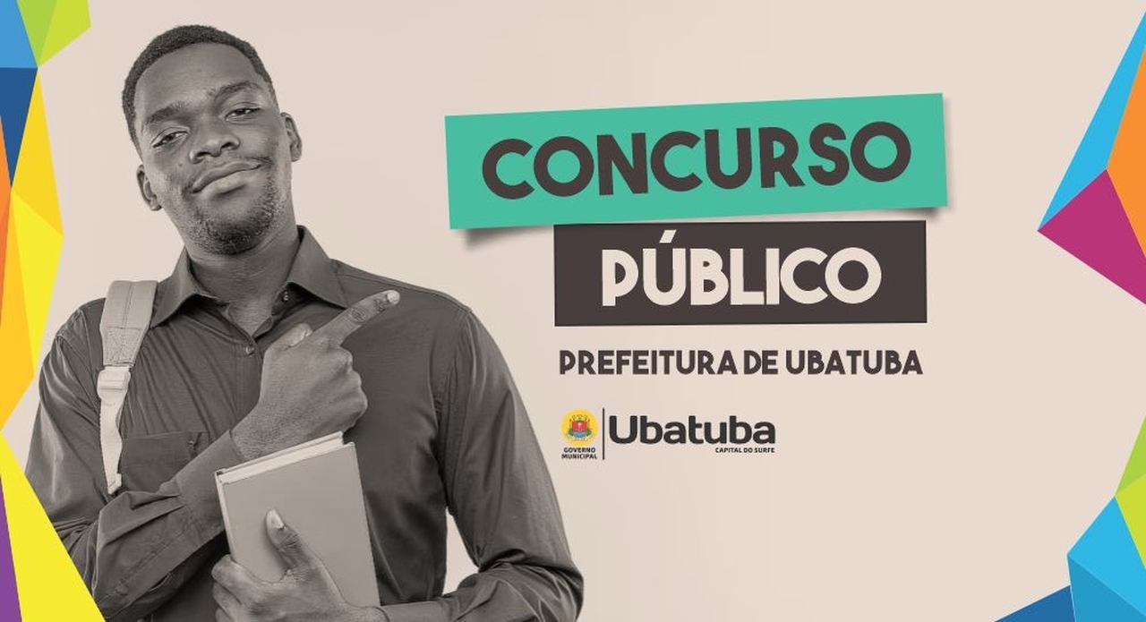 homem com mochila e caderno apontando para concurso público prefeitura de Ubatuba sp 