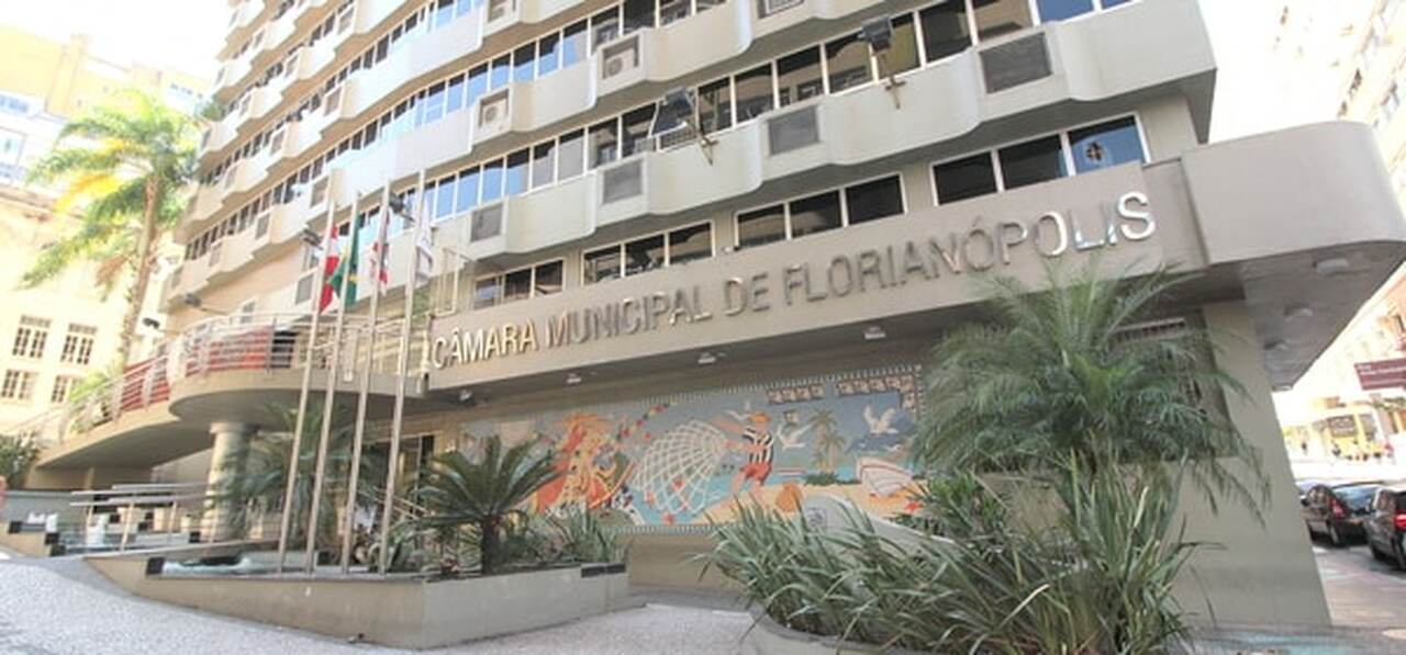 Foto da fachada da prefeitura de Florianópolis - SC