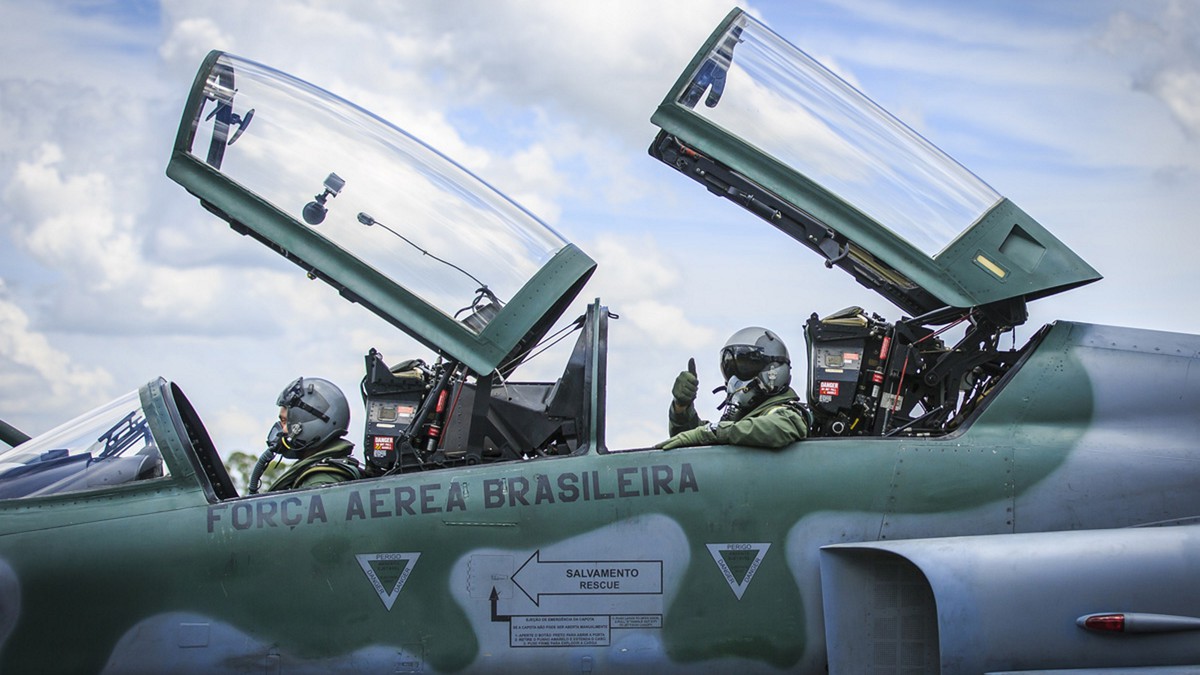 Pilotos se preparam para sair em missão da Força Aérea 